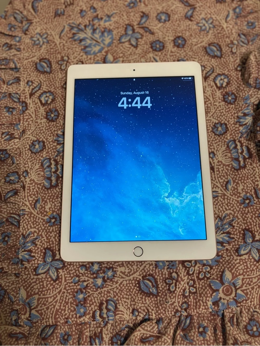 Apple iPad  with rosegold back (6th Gen)